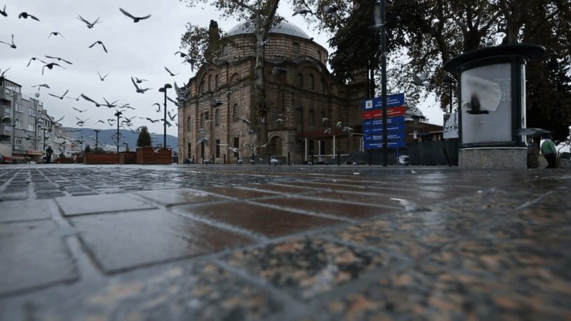 pigeons-in-the-courtyard-of-emir-sultan-mosque-bursa-turkey-1555_ny8c4qbf__F0000