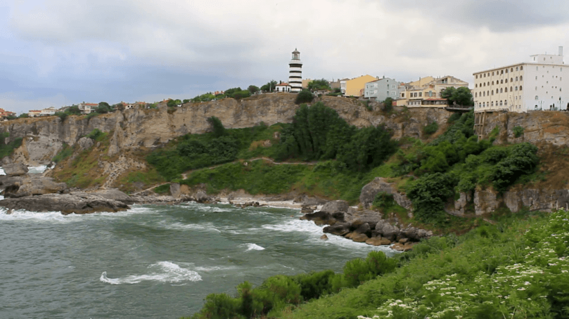 sile-lighthouse-and-hillside-panorama-rocky-formations-of-sile-shore-in-istanbul_vybxa-rzl__F0000